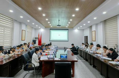 马克思主义学院2025届硕士研究生学位论文答辩顺利举行
